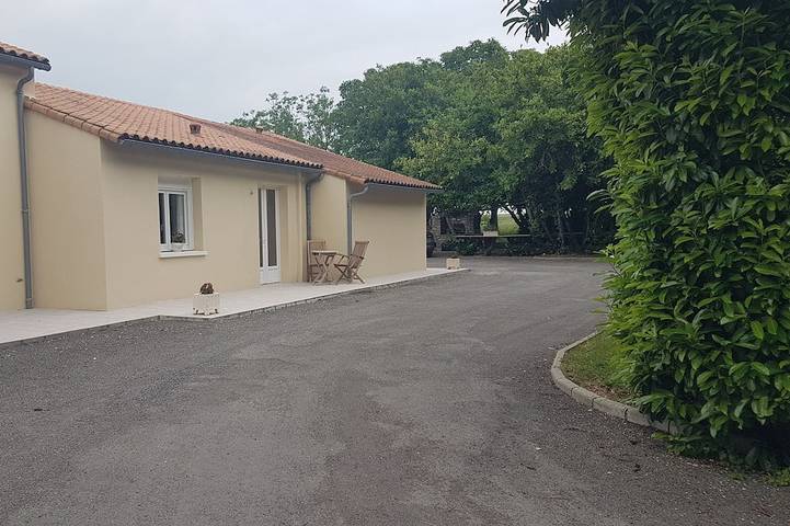 Location de vacances pour 4 personnes, avec terrasse et jardin à La Faye