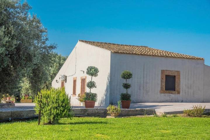 Cama y desayuno para 3 personas, con Terraza además de Jardín y Vistas en Augusta (Sicilia)