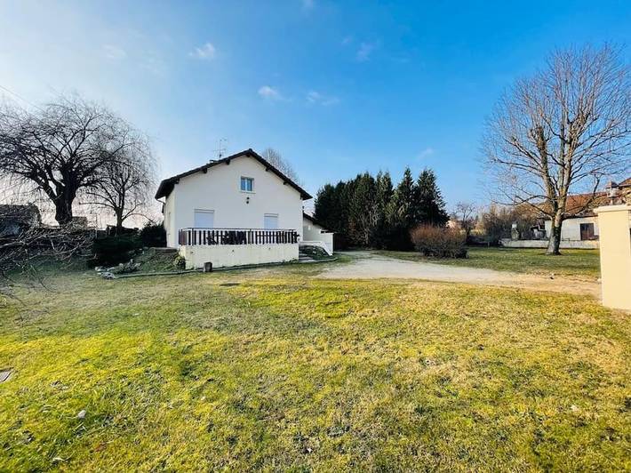 Location de vacances pour 12 personnes, avec Balcon ainsi que Terrasse et Jardin à Vézeronce-Curtin