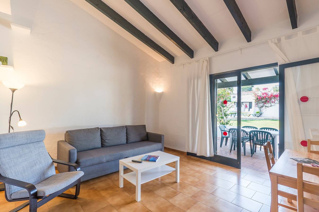 Bella casa per vacanze in un complesso residenziale con piscina, Wi-Fi, terrazza e prato in Binisafuller Platja, Sant Lluis