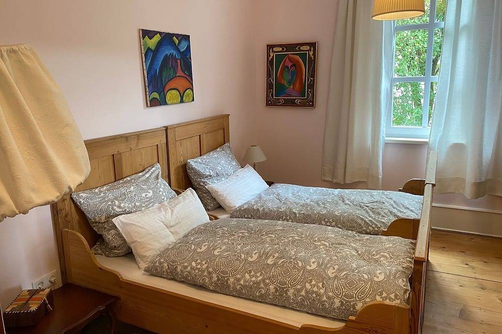 Loving, dreamy, old schoolhouse in vintage style - for a maximum of 10 people. in Wartmannsroth, Rhön-Bayern