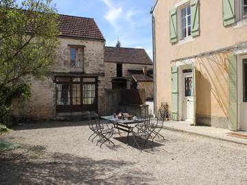 Vacation Rental for 9 Guests in Bouix, Montbard region, Picture 1