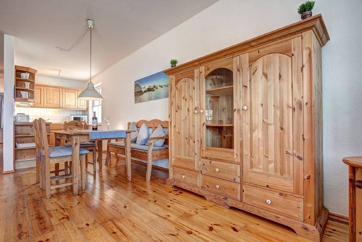 Apartamento entero, Haus Rolandseck, Whg. 03: 100 m zum Strand in Bansin mit WLAN & Parkplatz in Bansin, Heringsdorf