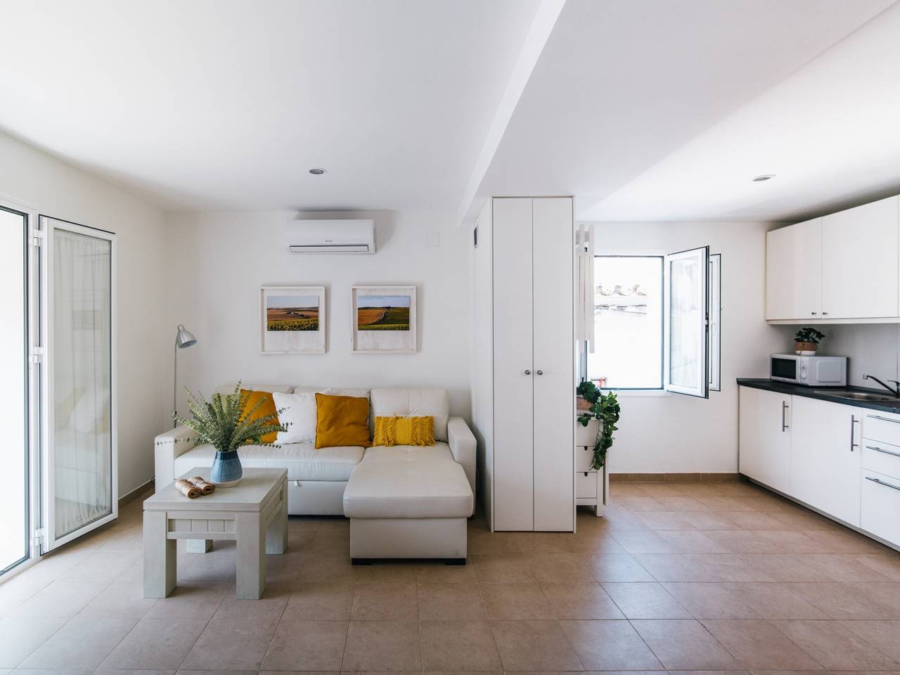 Entire apartment, Modern Apartment in Central Jerez de la Frontera with 2 Bedrooms for 4 Guests in Jerez de la Frontera, Costa de la Luz