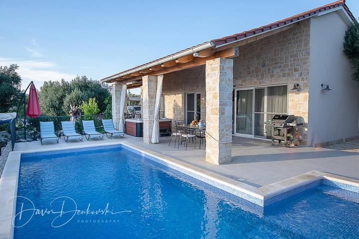 Ferienhaus für 6 Personen, mit Whirlpool und Terrasse sowie Garten und Kinderpool in Jakišnica (Kvarner bucht)