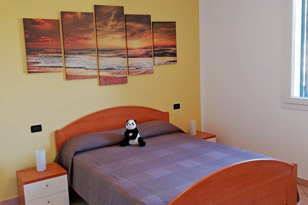 Ganze Wohnung, La Meloria: Private Terrasse und Garten, 2 km von den Stränden von Diano Marina in Diano Castello, Riviera di Ponente