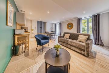 Gîte pour 2 personnes, avec terrasse et jardin à Limas