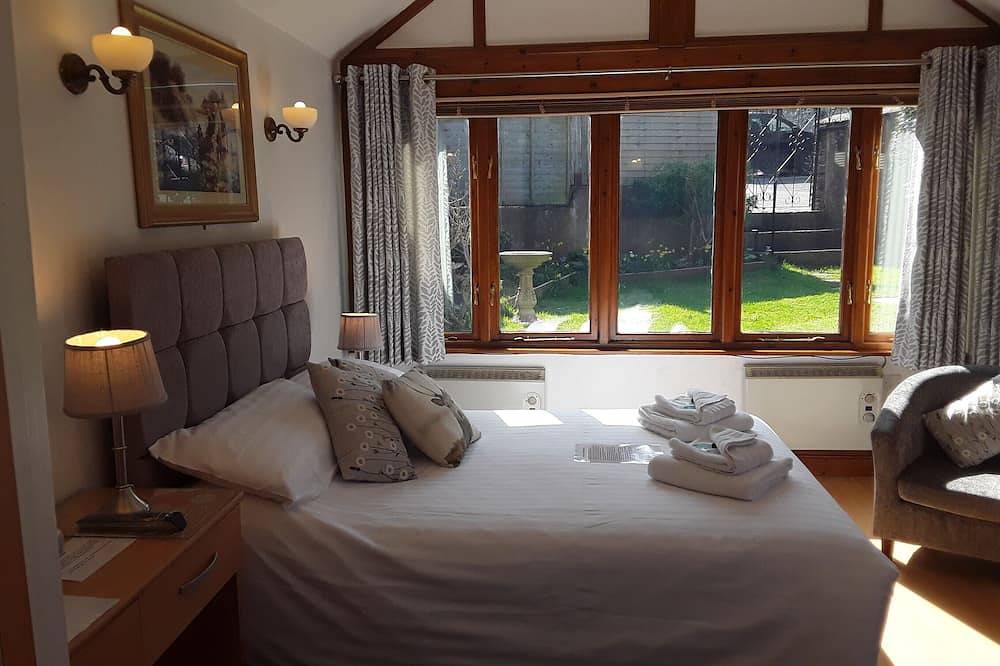 Entire apartment, Whortleberry Studio - delightful bright airy ensuite B&B in Porlock, Somerset