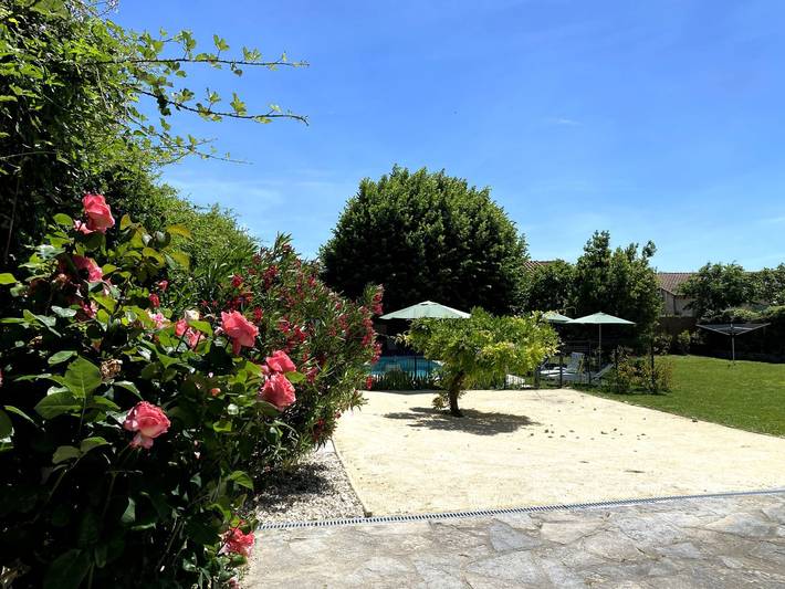 Gîte pour 12 personnes, avec piscine ainsi que terrasse et jardin à Uzès - 4