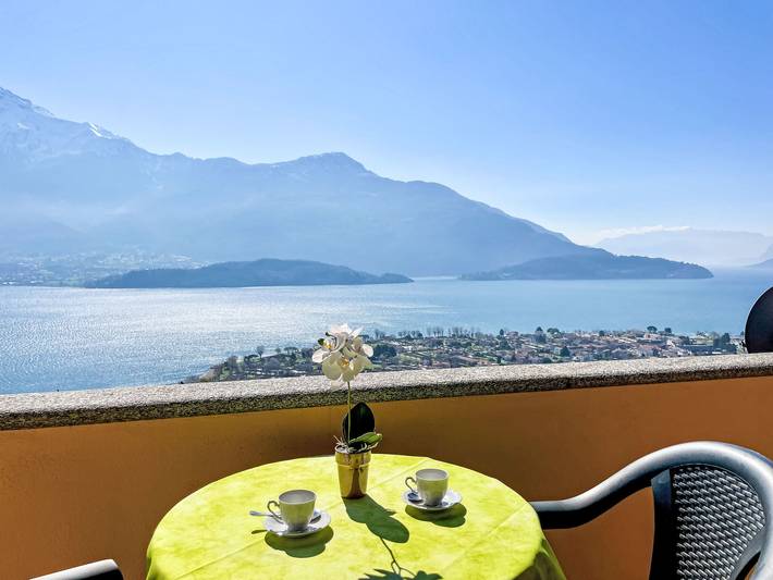 Gîte pour 3 personnes, avec Balcon et Terrasse ainsi que Jardin et Vue sur le lac à Vercana