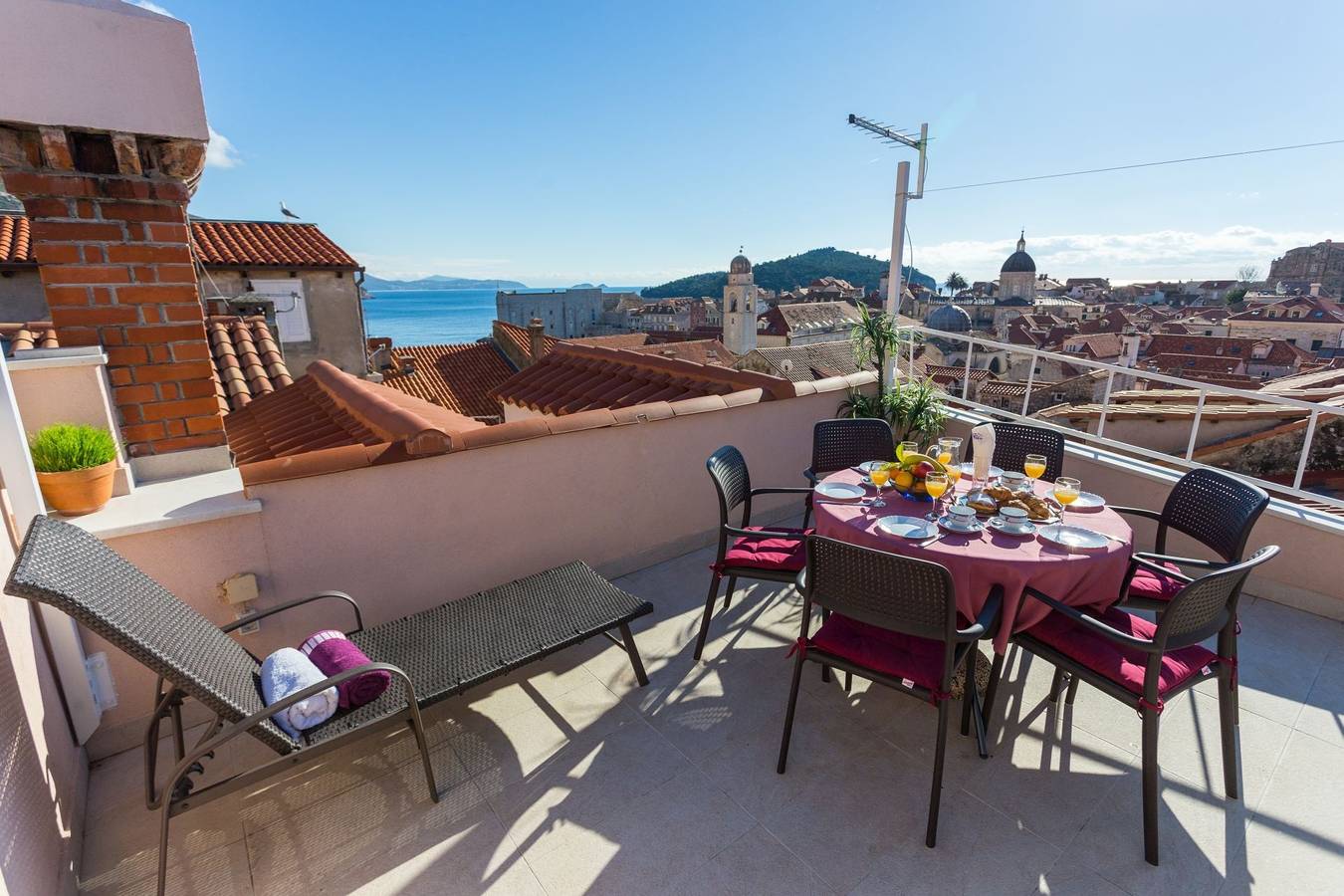 Entire apartment, Three bedroom apartment with terrace and sea view Dubrovnik A-8961-a in Dubrovnik, Grad Dubrovnik