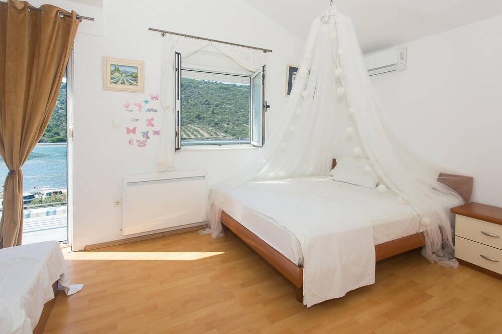 Bonita casa en Rogoznica con Wifi in Rogoznica, Condado de Šibenik-Knin