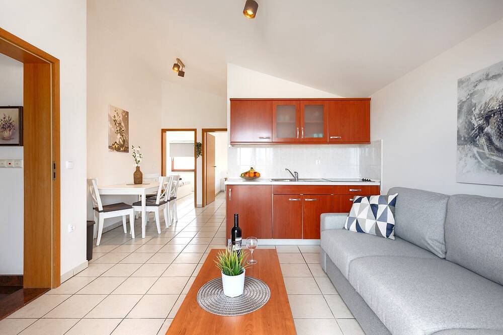 Entire apartment, Beautiful spacious apartment (No. 3) with 2 bedrooms 300m from the beach in Poreč, Grad Poreč