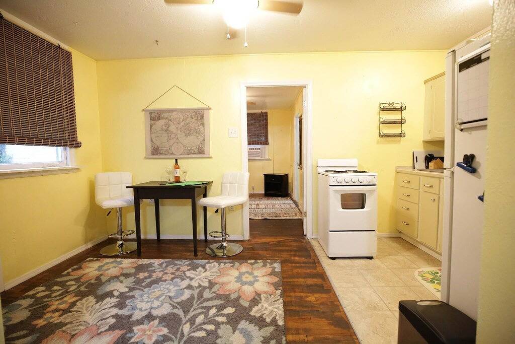 Bee Our Guest: Eph, Close to Downtown and Beach! in Pensacola, Emerald Coast