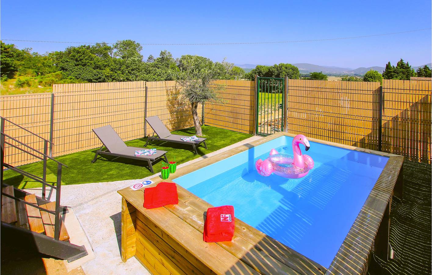 Retraite au bord de la piscine avec parking et WiFi in Montboucher-sur-Jabron, Région de nyons