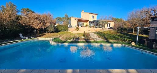 Location de vacances pour 12 personnes, avec piscine ainsi que jardin et vue, animaux acceptés à Tourves