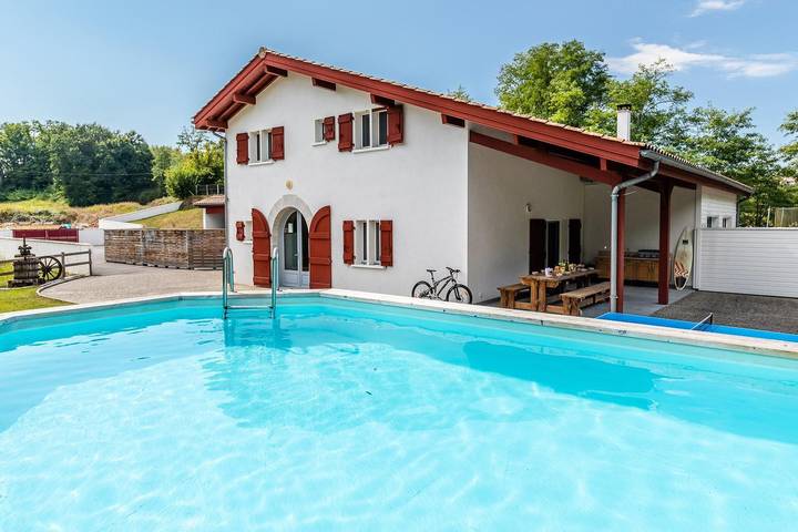 Location de vacances pour 10 personnes, avec terrasse ainsi que jardin et piscine au Pays basque