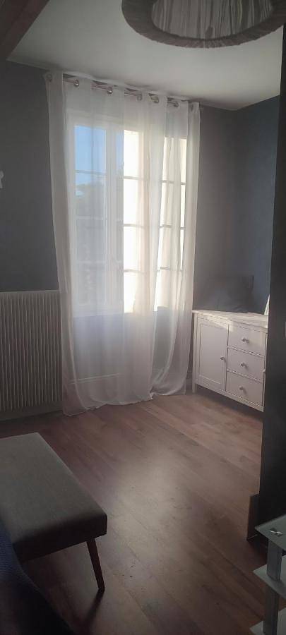 Appartement de vacances entier, Large Double Room in Cubzac-les-Ponts, Région de Blaye