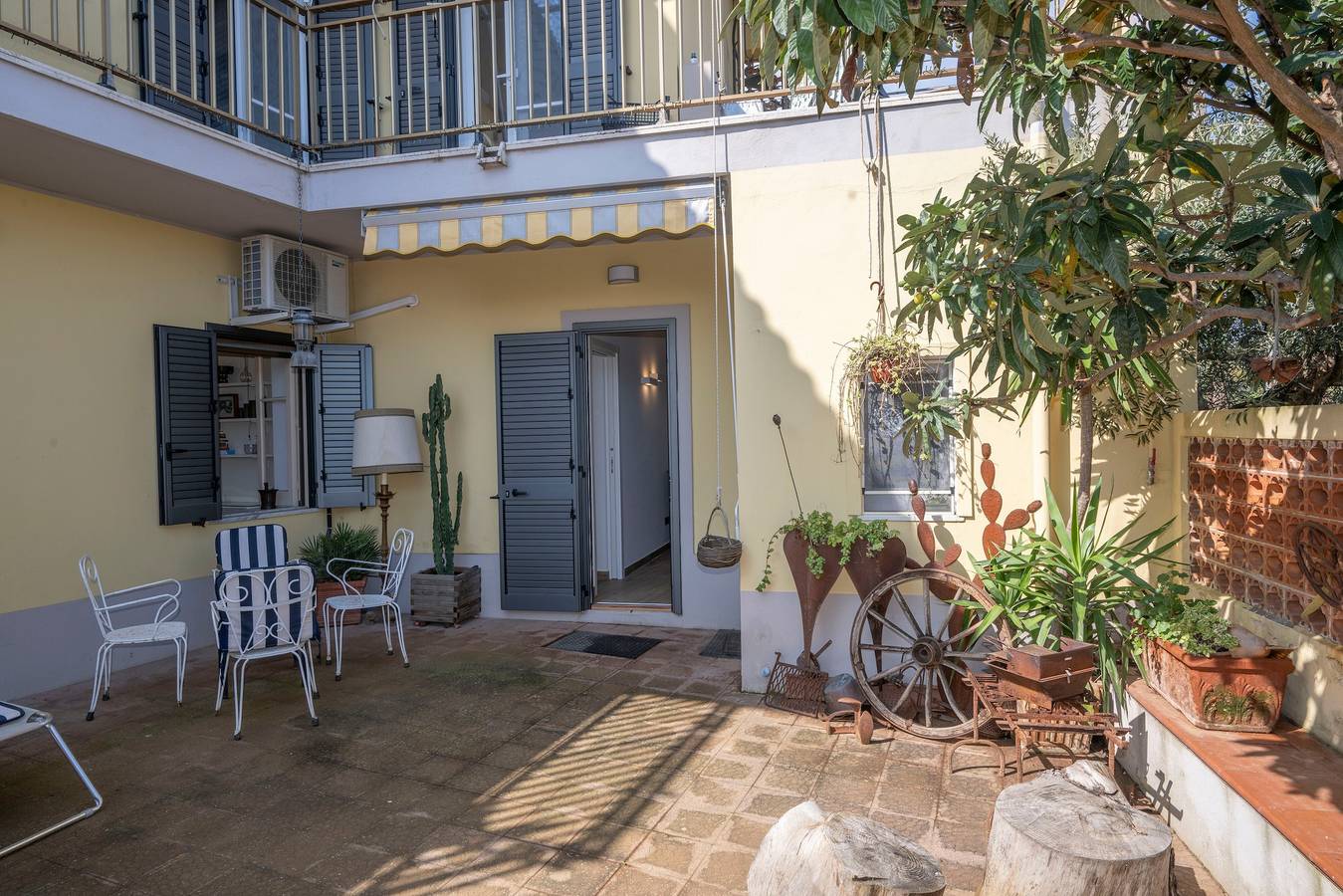 Appartamento intero, Appartamento 'Vanedda di Mari - Casa Nespolo' con terrazza condivisa, Wi-Fi e aria condizionata in Messina, Provincia di Messina