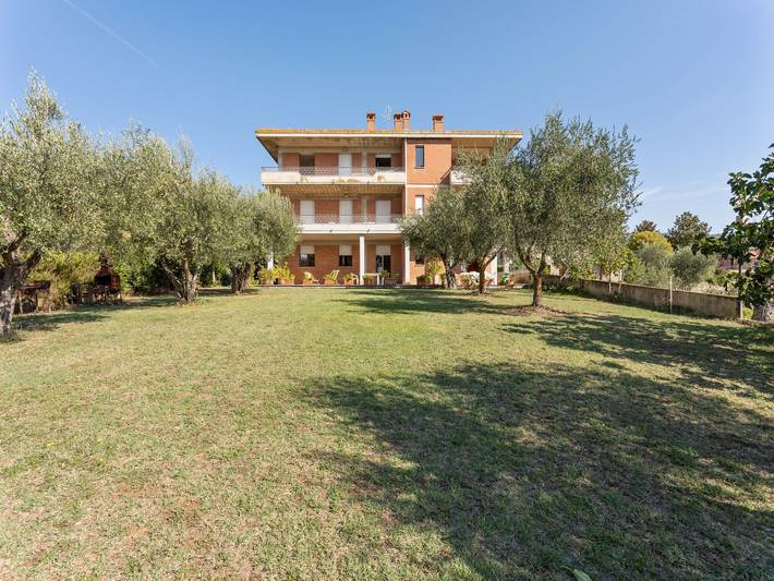 Gîte pour 6 personnes, avec terrasse ainsi que piscine et jardin, animaux acceptés à Tuoro sul Trasimeno - 2
