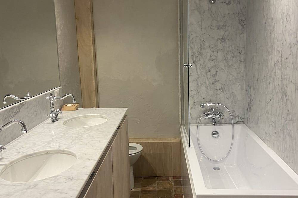 Appartement entier, Appartement spacieux 100 m2 ancien, nouvellement refait.Charmant. in Saint-Genis-Laval, Lyon et ses environs