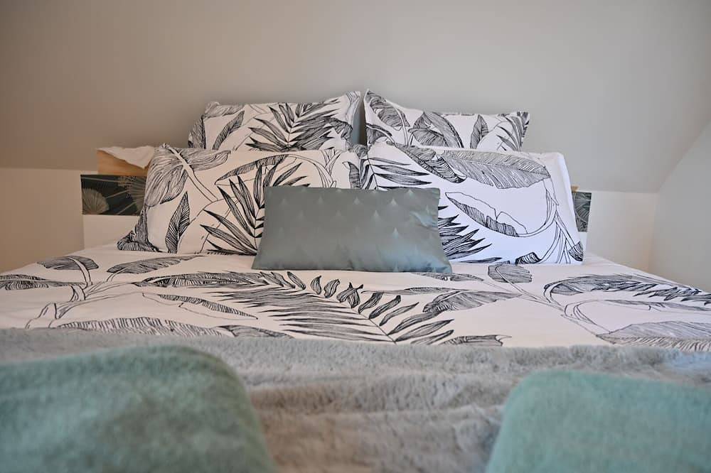 Close to the city centre. Private top floor surrounded by a spacious garden in Pontivy, Pontivy region