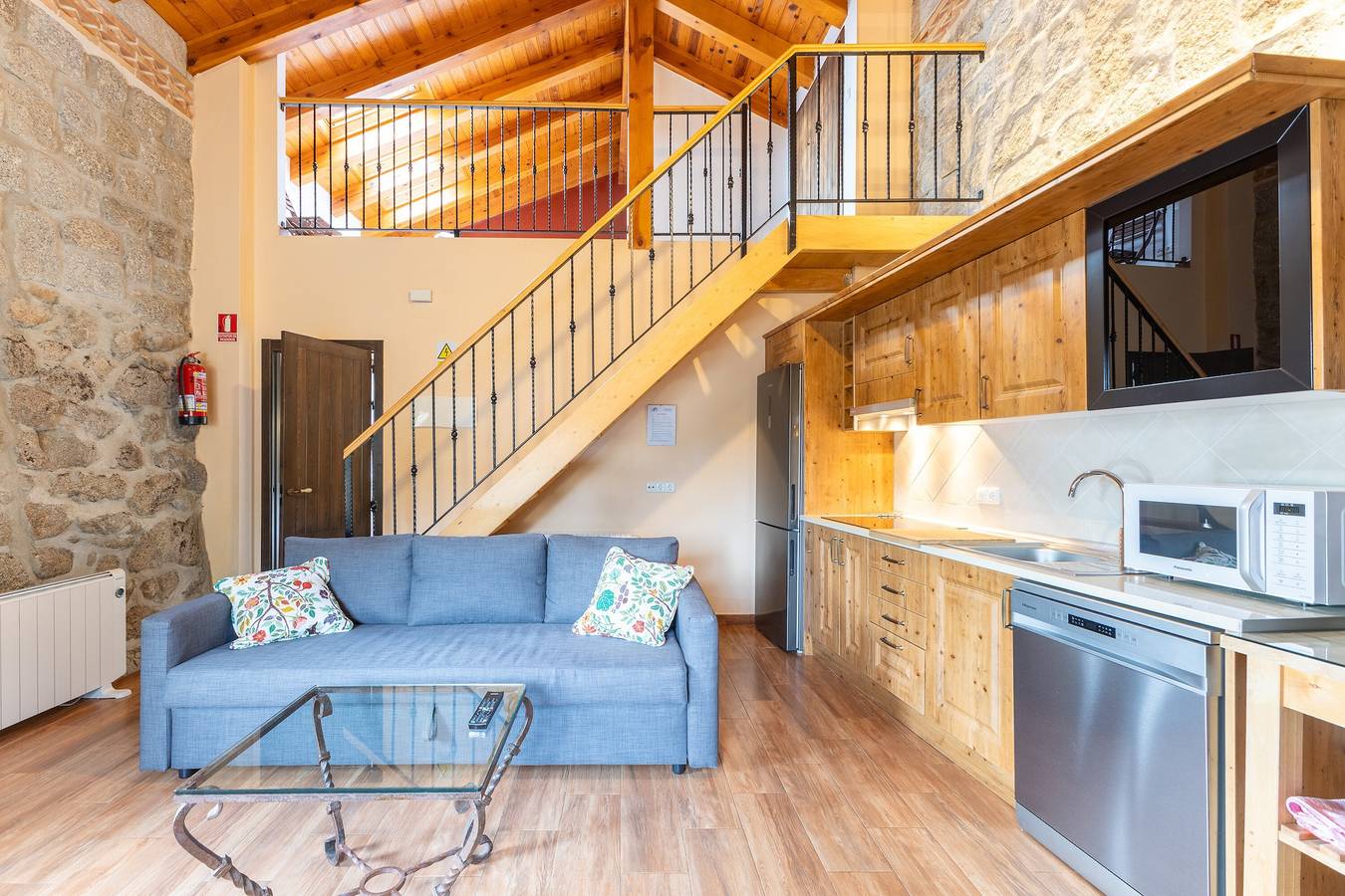 Ganze Wohnung, Ferienwohnung 'Casa De Piedra' mit Gemeinschaftspool, privater Terrasse und Wlan in Fresnedillas de la Oliva, Madrid Province