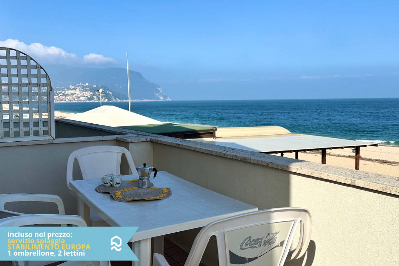 Entire apartment, Rs321 - Marcelli, three-room apartment facing the sea with beach included in Marcelli, Riviera del Conero