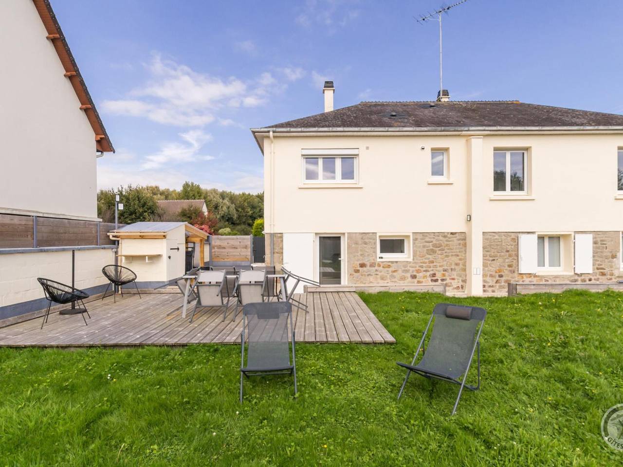Maison rénovée avec jardin clos et vue historique in Quettehou, Région de Cherbourg