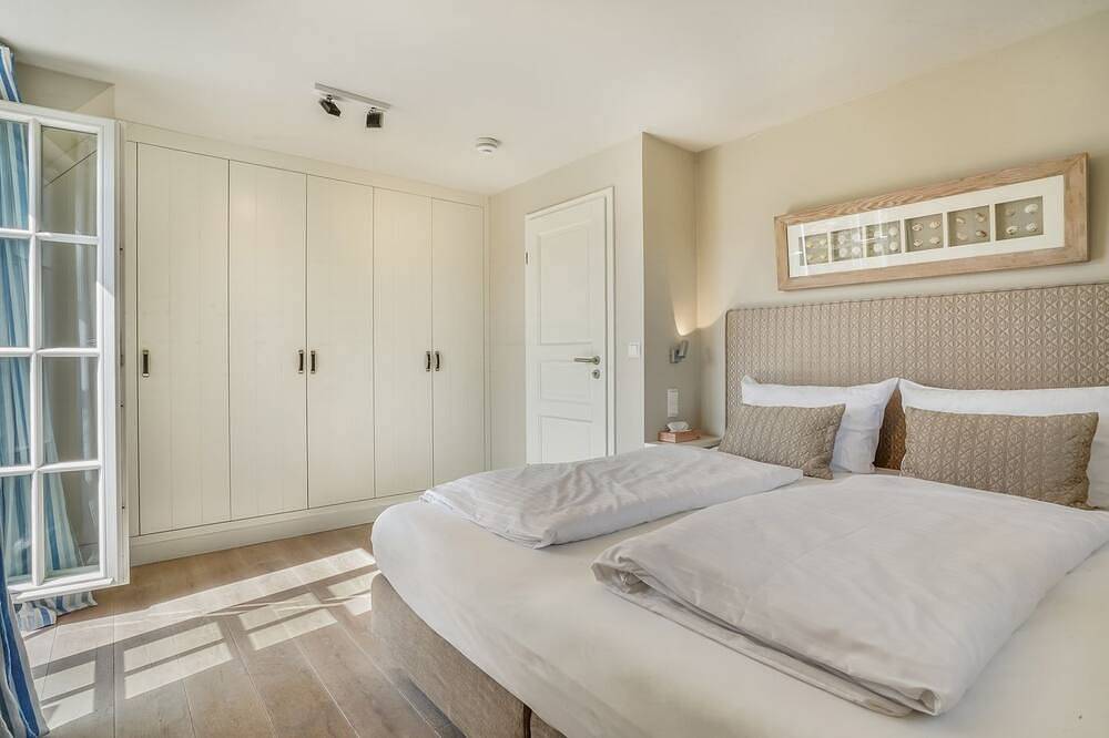 Ganze Wohnung, Modernes Ferienhaus mit 3 Schlafzimmern mit Terrasse, Strandkorb und Kamin - in Hörnum, Sylt
