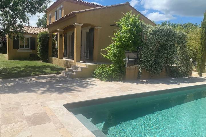 Location de vacances pour 8 personnes, avec terrasse et jardin à Arpaillargues-et-Aureillac