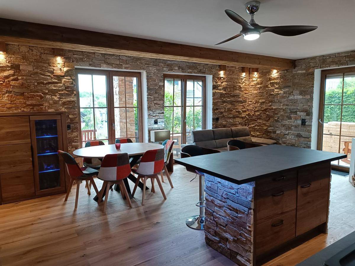 Geheel appartement, Luxus Ferienwohnung Chalet Seenähe in Schalkenmehren, Vulkaan-Eifel