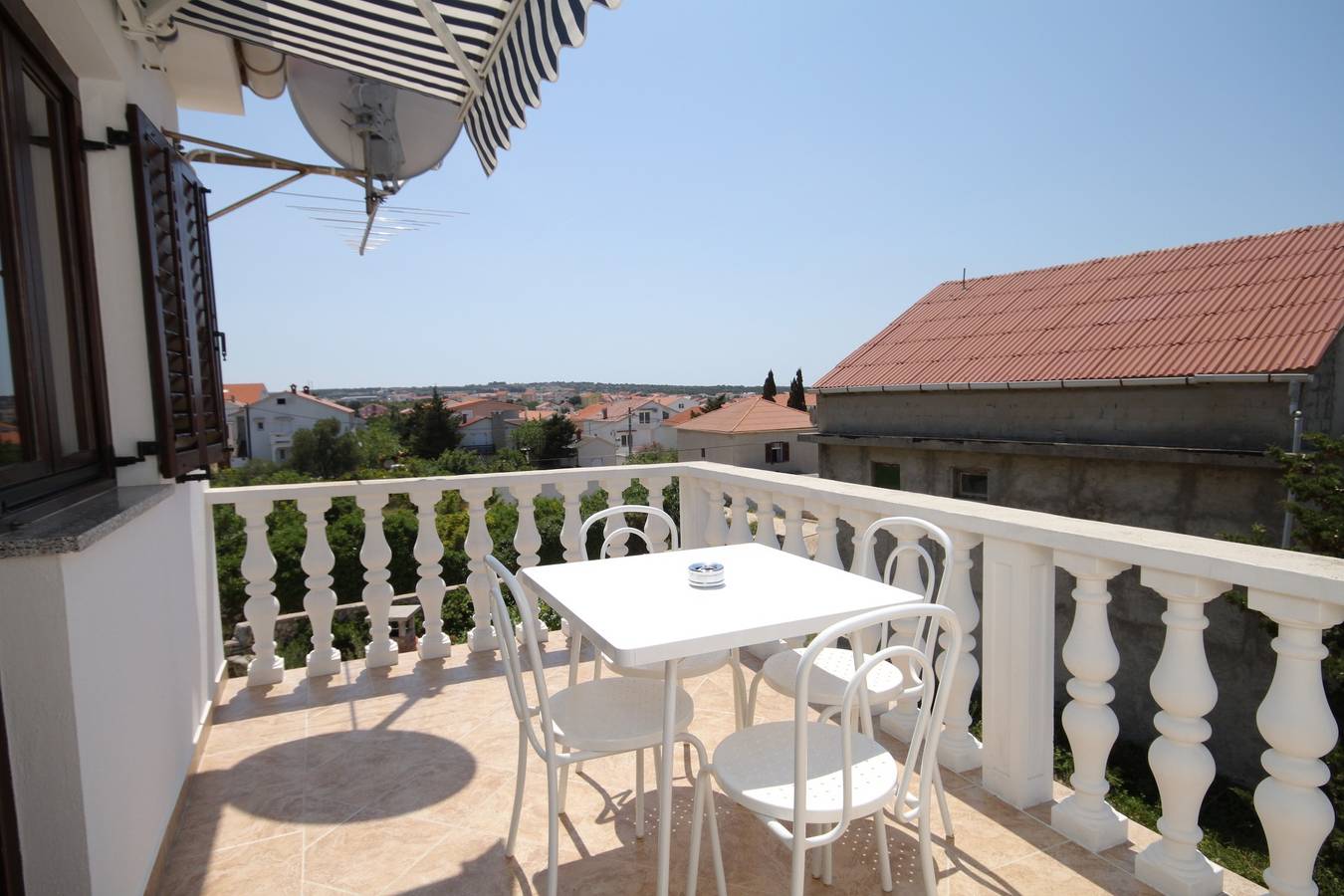 Cijeli apartman, Dvosobni apartman s terasom i pogledom na more Novalja (Pag) A-6524-a in Novalja, Otok Pag