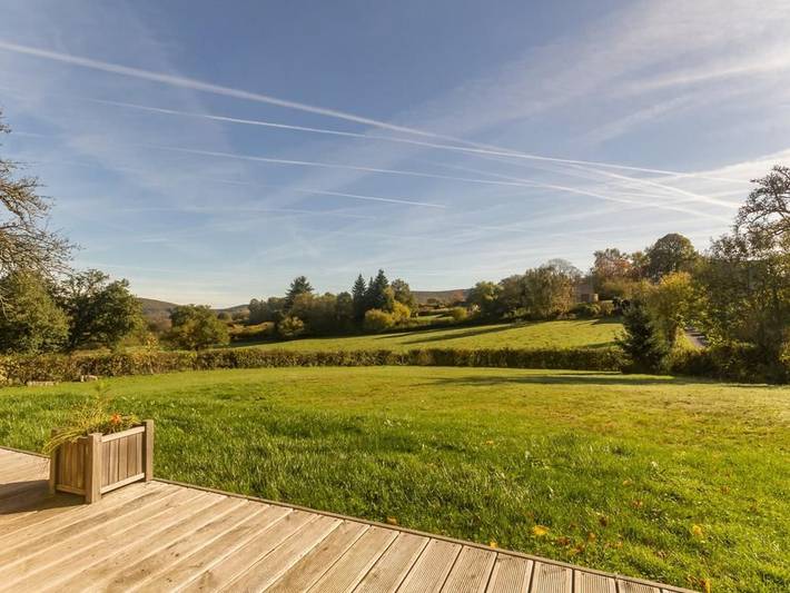 Renoviertes Stein-Holz-Haus, ruhig, nahe Chaumeçon-See, 2 Schlafzimmer, Wlan in Saint-Martin-du-Puy, Naturpark Morvan