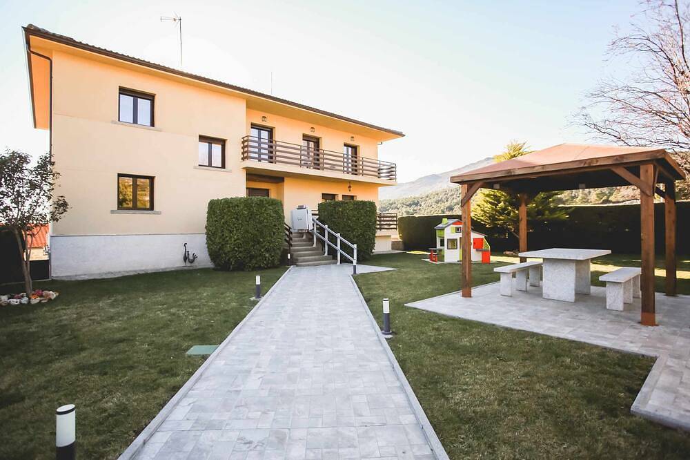 Casa con salón-comedor con chimena, cocina completamente equipada, baño movilidad reducida. in Zarzalejo, Provincia de Madrid