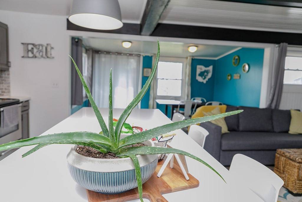 Happy Harbor: cute cottage 1 block from Indian Lake. in Russells Point, Indian Lake