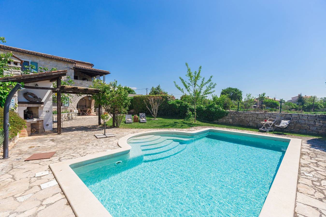 Beeindruckende Finca mit Privatpool, Meerblick, Babybett und besonderem Interieur in Zentralistrien