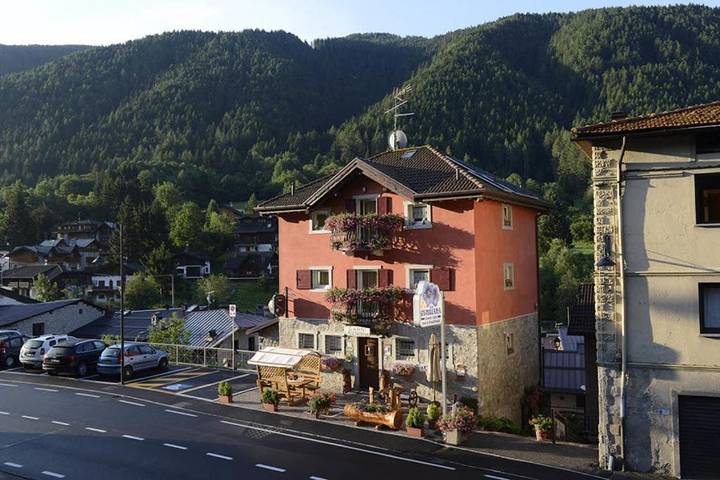 Location de vacances pour 2 personnes, avec terrasse et vue à Temù - 4