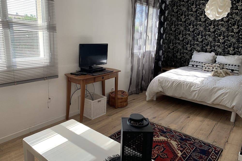 Appartement entier, Pour Deux Personnes  Bel Appartement Lumineux 50m2 dans Maison Avec Piscine in Bergerac, Périgord Pourpre