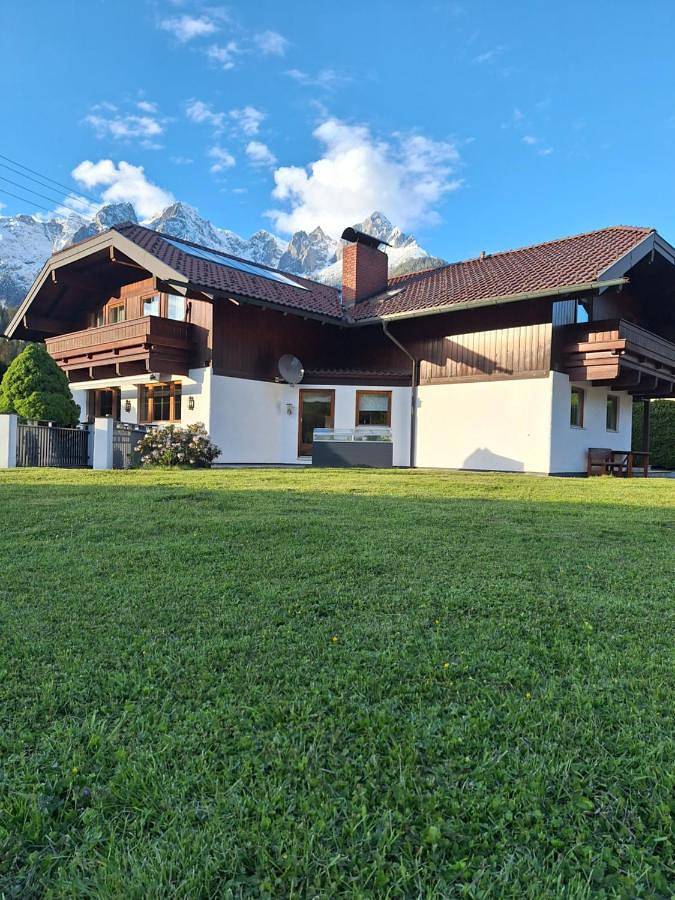 Ferienwohnung für 4 Personen, mit Balkon und Garten sowie Ausblick in Pfarrwerfen