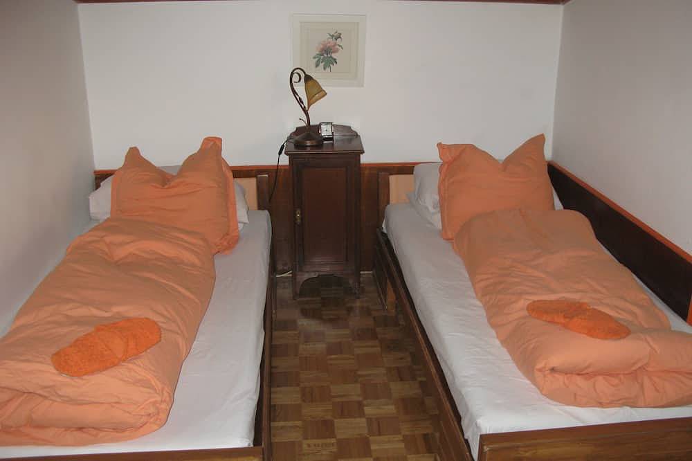 Ganze Wohnung, This cosy chalet apartment,is located in a central, yet quiet, part of Saalbach in Saalbach, Saalbach-Hinterglemm