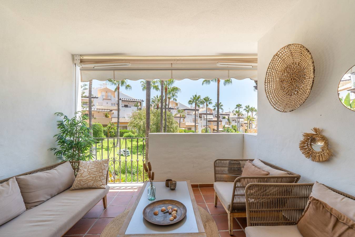 Holiday Home 'Beautiful and Bright Beach Home' with Wi-Fi and Air Conditioning in Las Chapas, Marbella