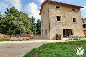 Gîte pour 10 personnes, avec terrasse et jardin à Hostun
