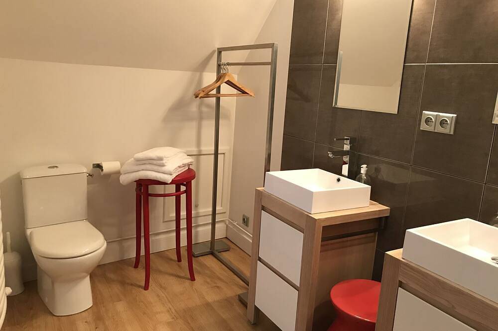 Entire apartment, La Maison des Cochers - 2nd floor Apartment. in Amboise, Tours region