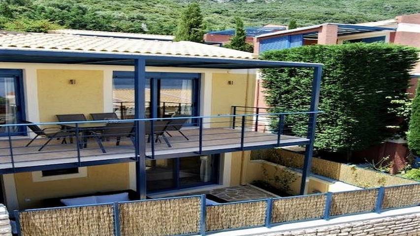 Villa pour 4 personnes, avec piscine ainsi que terrasse et jardin dans Mparmpati