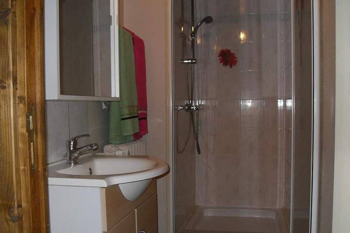 Charmantes unabhängiges Ferienhaus mit eingezäuntem Garten, Haustiere erlaubt in La Petite-Marche, Montluçon und Umgebung