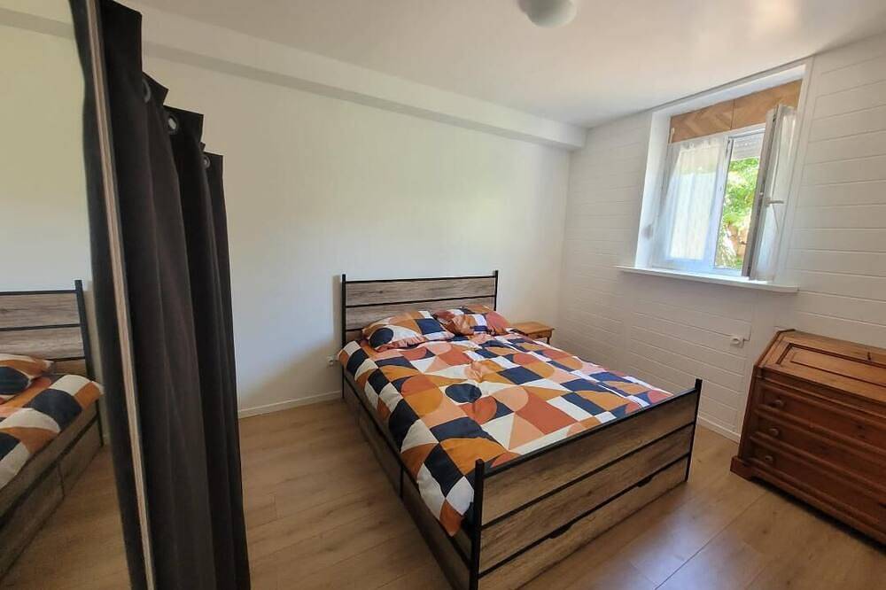 Apartamento entero, Large family apartment with garden, in the heart of town. Pets welcome. in Casteljaloux, Nérac region