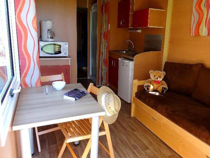 Flower Camping La Beaume - Hébergement 3 personnes - Roulotte 21m² 1 chambre + terrasse semi-couverte in Esparron-de-Verdon, Alpes-de-Haute-Provence