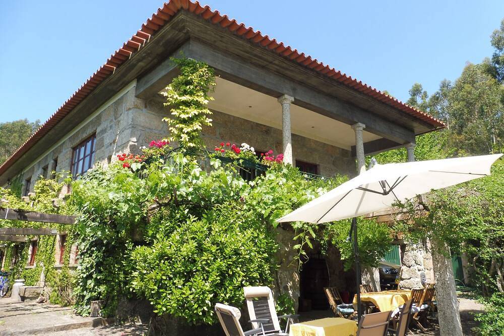 Ganze Wohnung, Beautiful spacious farmhouse apartment, with private pool, terrace, Bbq, Netflix in Longos, Braga Distrikt