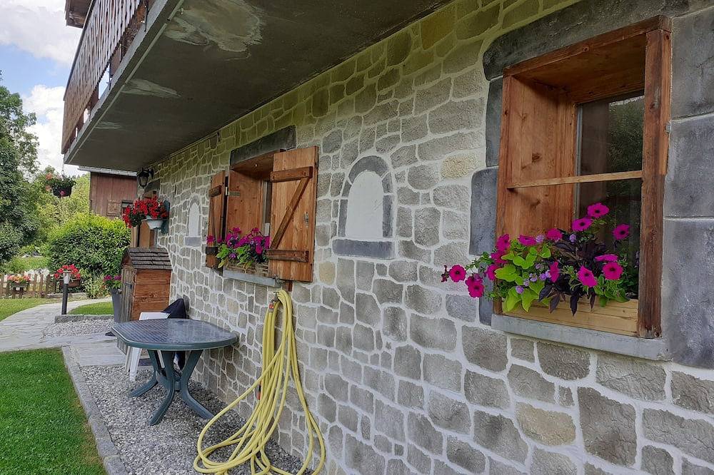 Entire apartment, Traditional plank Savoyard Chalet in Les Villards-sur-Thônes, Annecy region